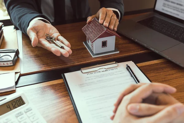 Hand Fastighetsmäklare Passerar Nyckeln Till Nya Husägare Kontor Med Köparens — Stockfoto