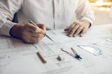 Mühendisler proje planları üzerinde çalışıyor ve projenin yapısını analiz ediyorlar..