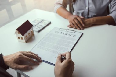 Emlakçının eli, yeni ev sahiplerine alıcı evi kavramını veriyor..
