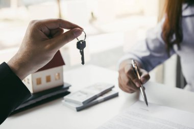 Emlakçının eli, yeni ev sahiplerine alıcı evi kavramını veriyor..