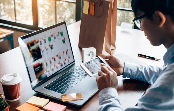 Handen Van Mens Zijn Het Houden Van Smartphones Het Gebruik — Stockfoto