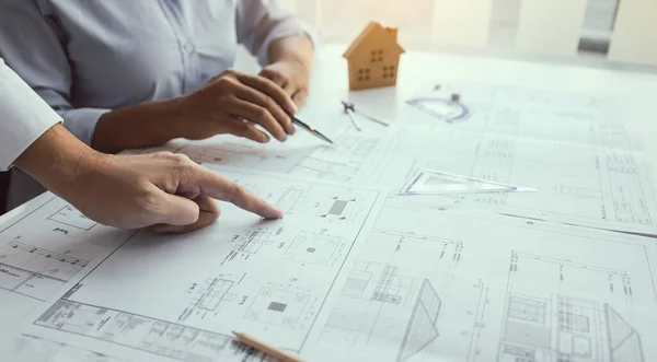 Engineering Man Visar Ritning Detalj För Människor Som Köper Hus — Stockfoto