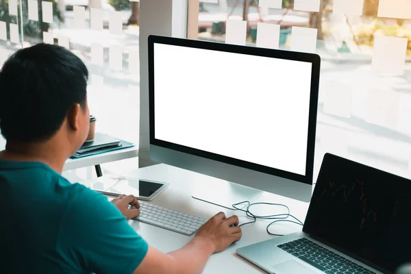 Man Using Computer Blank Screen Modern Office — Stock Photo, Image