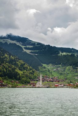 Uzungöl - Gölü Türkiye'nin Kuzey-Doğu bölümünde