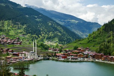 Uzungöl - Gölü Türkiye'nin Kuzey-Doğu bölümünde