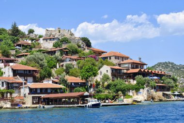 Kafeler, oteller ve restoranlar Turkis bir adada bulunan