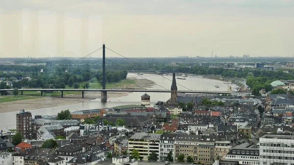 Brug over de Rijn in Düsseldorf — Stockfoto