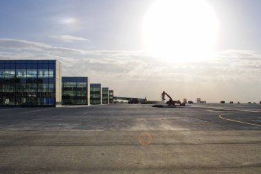 Con ekskavatör ve damperli kamyon altında Havaalanı apron üzerinde