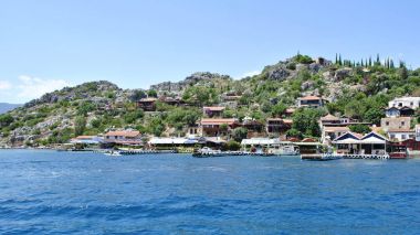 Kafeler, oteller ve restoranlar Turkis bir adada bulunan