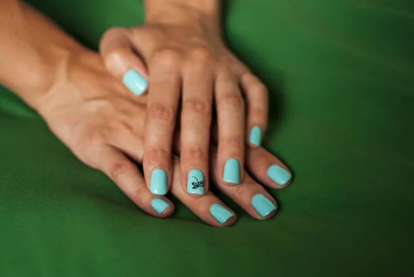 Nagels op de vingers worden gekleurd met vernis — Stockfoto