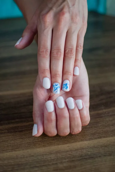 Nagels op de vingers worden gekleurd met vernis — Stockfoto