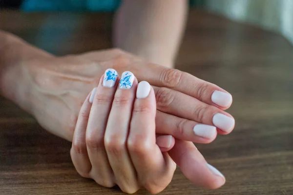 Nails on the fingers are colored with varnish — Stock Photo, Image