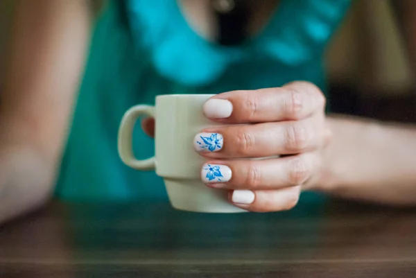 Nagels op de vingers worden gekleurd met vernis — Stockfoto