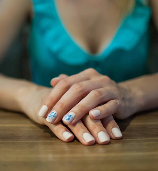 Nagels op de vingers worden gekleurd met vernis — Stockfoto