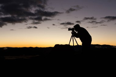 Fotoğrafçı ile tripod üzerinde kamera 