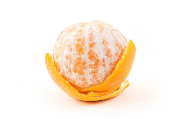 Один пупок апельсина очищен — стоковое фото