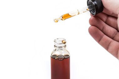 Çeşitli tatlar vape suyu ve damlalık
