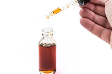 Çeşitli tatlar vape suyu ve damlalık