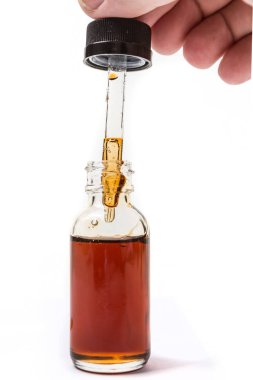 Çeşitli tatlar vape suyu ve damlalık 