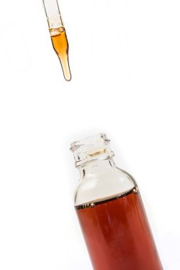 Çeşitli tatlar vape suyu ve damlalık 