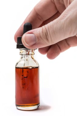 Çeşitli tatlar vape suyu ve damlalık 