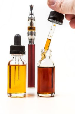 Çeşitli tatlar vape suyu ve damlalık 