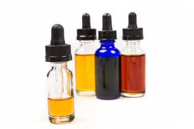 Aromalı vape suyu sığ alan derinliği ve nesneleri odak dışı ile