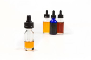 Aromalı vape suyu sığ alan derinliği ve nesneleri odak dışı ile