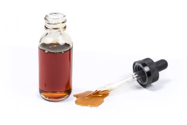 Çeşitli tatlar vape suyu ve damlalık 