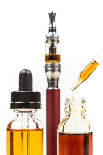 Blandade smaker vape juice och pipett — Stockfoto