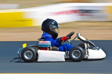 Genç çocuk bir parça çevresinde go kart yarışı