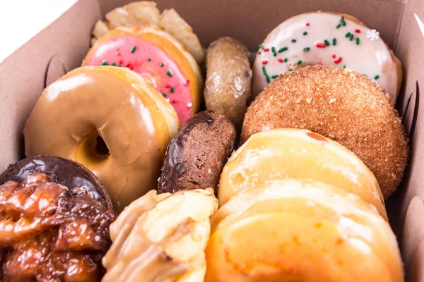 Ein Dutzend Donuts in einer Schachtel — Stockfoto