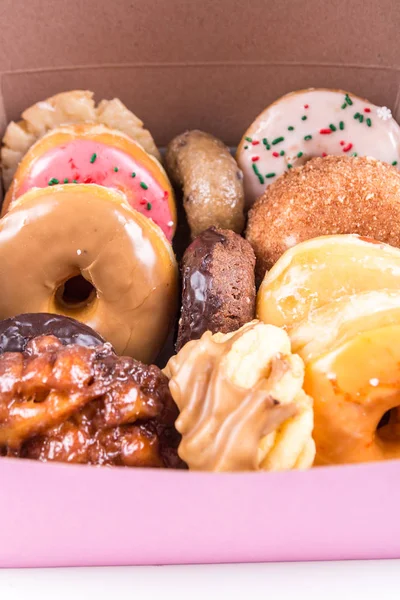 Ein Dutzend Donuts in einer Schachtel — Stockfoto