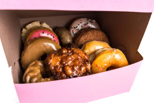 Ein Dutzend Donuts in einer Schachtel — Stockfoto