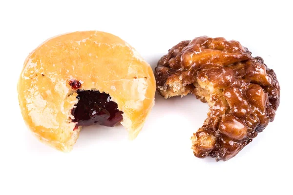 Teilweise verzehrte Donuts mit herausgenommenem Biss — Stockfoto