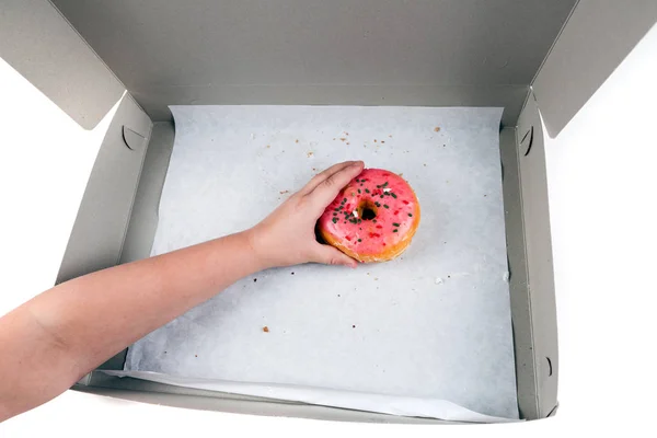 Niño robando el último donut de la caja — Foto de Stock