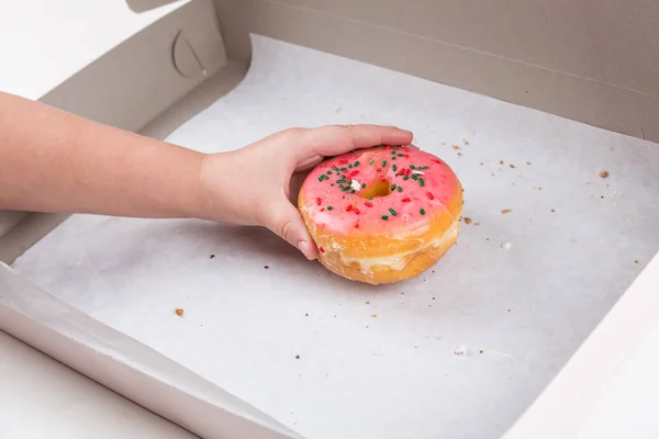 Kind klaut den letzten Donut aus der Kiste — Stockfoto