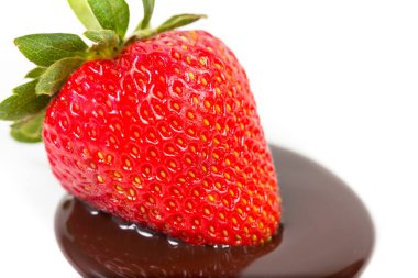 Çikolata şurubu bir havuzda olgun çilek