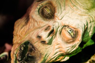 Korku maskesi eş tabut dışarı