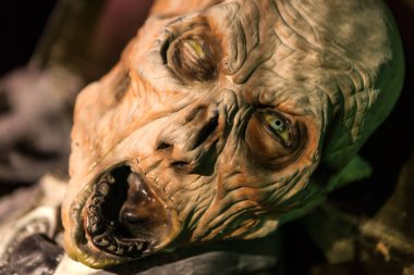 Korku maskesi eş tabut dışarı