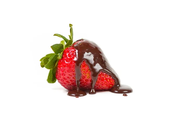 Клубника с каплями шоколадного сиропа — стоковое фото