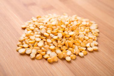 sarı ayrılmış bezelyeler