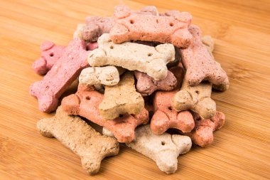 Çok renkli köpek bisküvi yığını