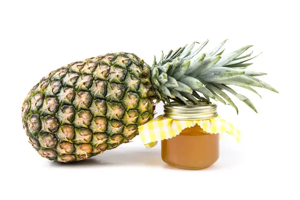 Ananas fresco intero e vasetto di marmellata di ananas — Foto Stock