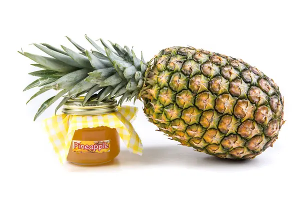 整个新鲜的菠萝、 凤梨果酱罐 — 图库照片