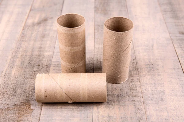 Три пустых рулона туалетной бумаги — стоковое фото