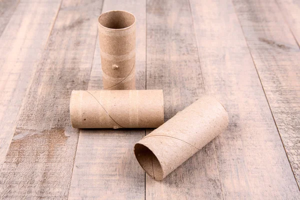 Üç boş tuvalet kağıt rulolar