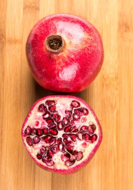 Bütün ve kesme olgun nar