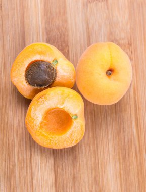 Bütün ve kesme olgun kayısı