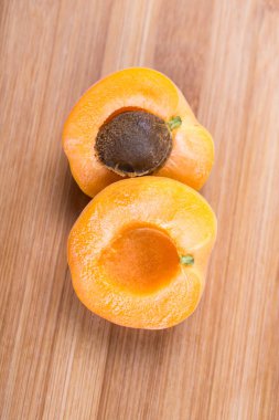 Bütün ve kesme olgun kayısı